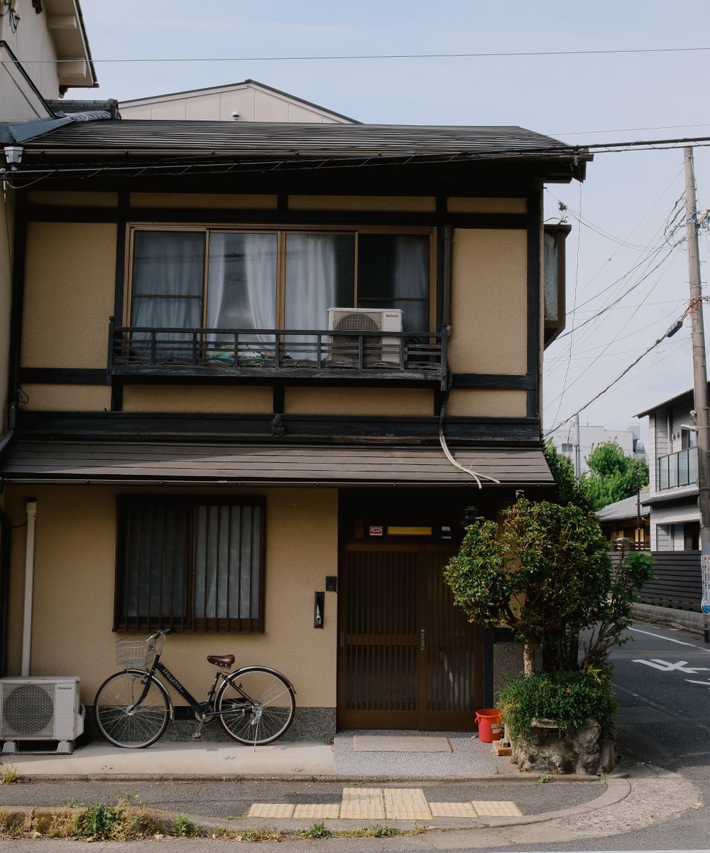 路地に面した木造2階建ての貸家